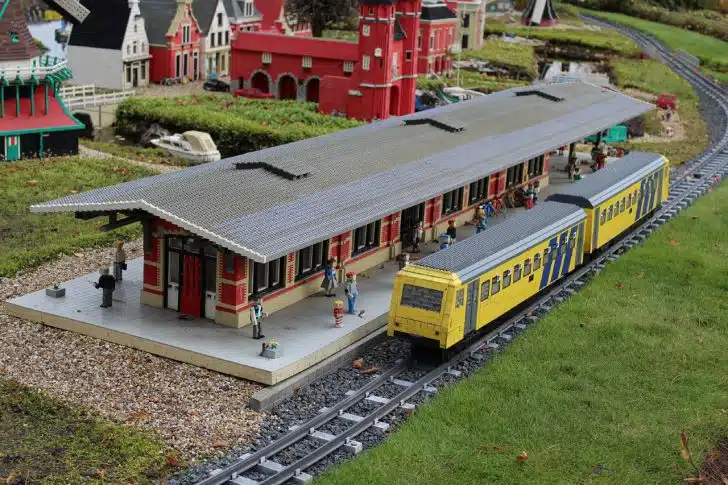 Pai cria Trem Lego que roda pela Steem