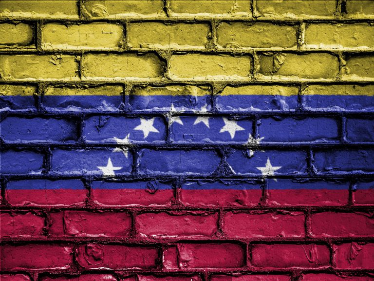 Venezuela: Ativistas de criptomoedas derrubam Maduro em exposição de arte