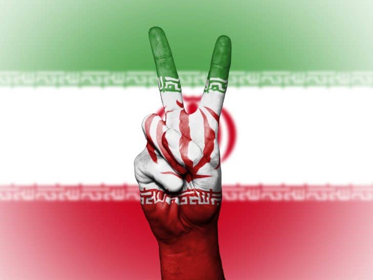 Bandeira do Irã com Dedos em Sinal de Paz e Amor