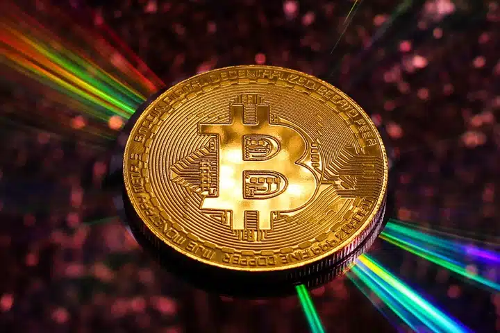 Brasileiro investe mais em Bitcoin que em ações