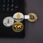 Moedas físicas de Bitcoin, Litecoin, Ethereum e Ripple