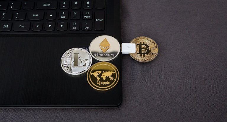 Moedas físicas de Bitcoin, Litecoin, Ethereum e Ripple