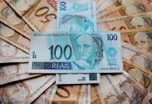 Notas de R$ 100 e R$ 50 Reais (Real BRL brasil brasileiro)