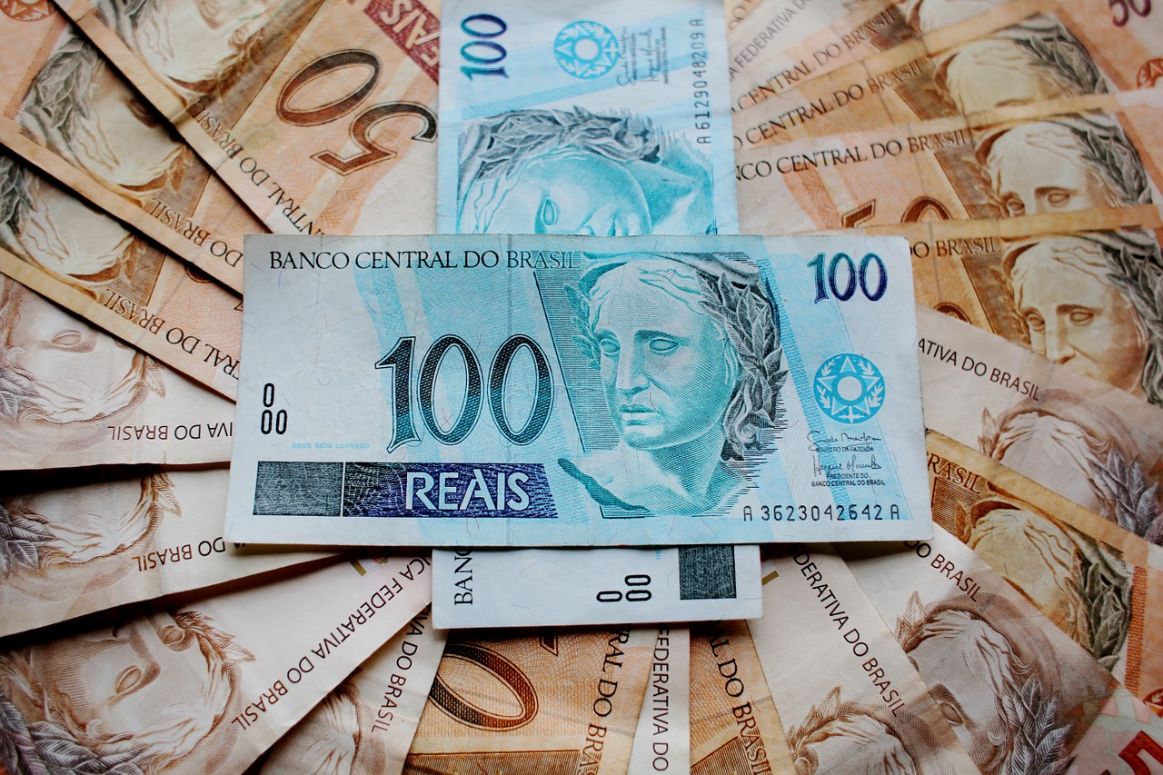 Notas de R$ 100 e R$ 50 Reais (Real BRL)