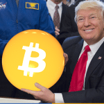 Donald Trump segurando um Bitcoin