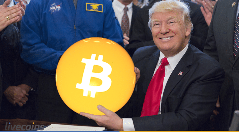 Donald Trump segurando um Bitcoin