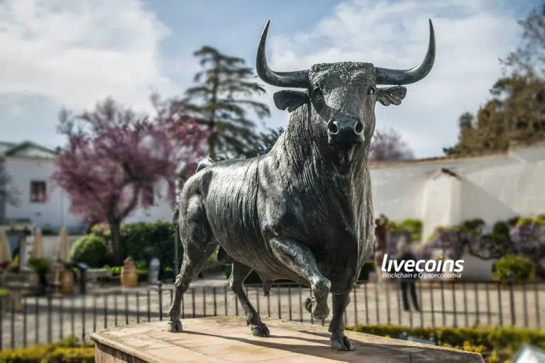 Bitcoin atinge maior valor desde maio e se torna melhor investimento de 2021