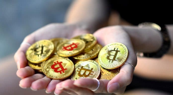 Moedas de Bitcoin nas mãos