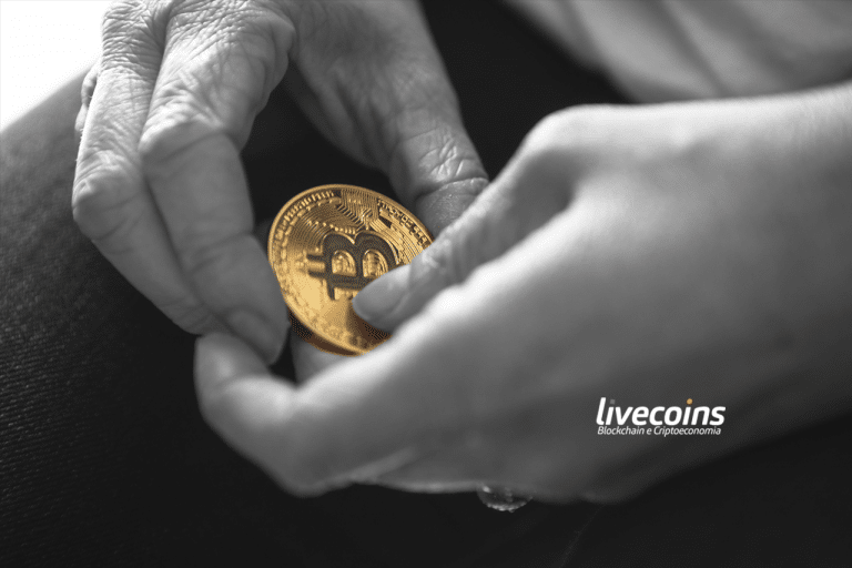 Bitcoin segurado por duas mãos