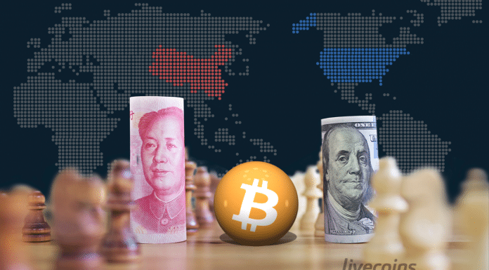 Moeda da China, Bitcoin e Moeda dos EUA em um tabuleiro de xadrez (criptomoeda)