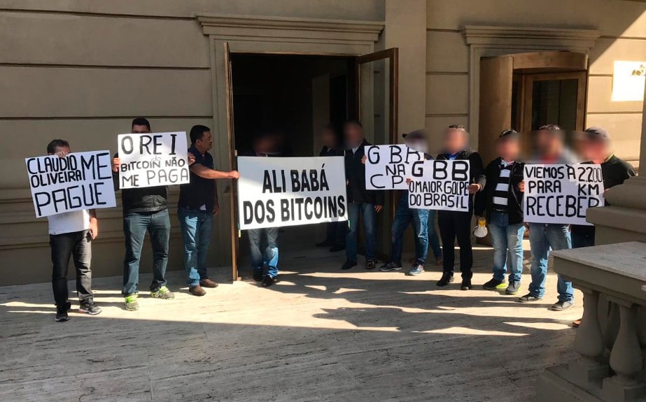 Manifestação em frente ao Bitcoin Banco. Foto: Lucas Marins/Livecoins