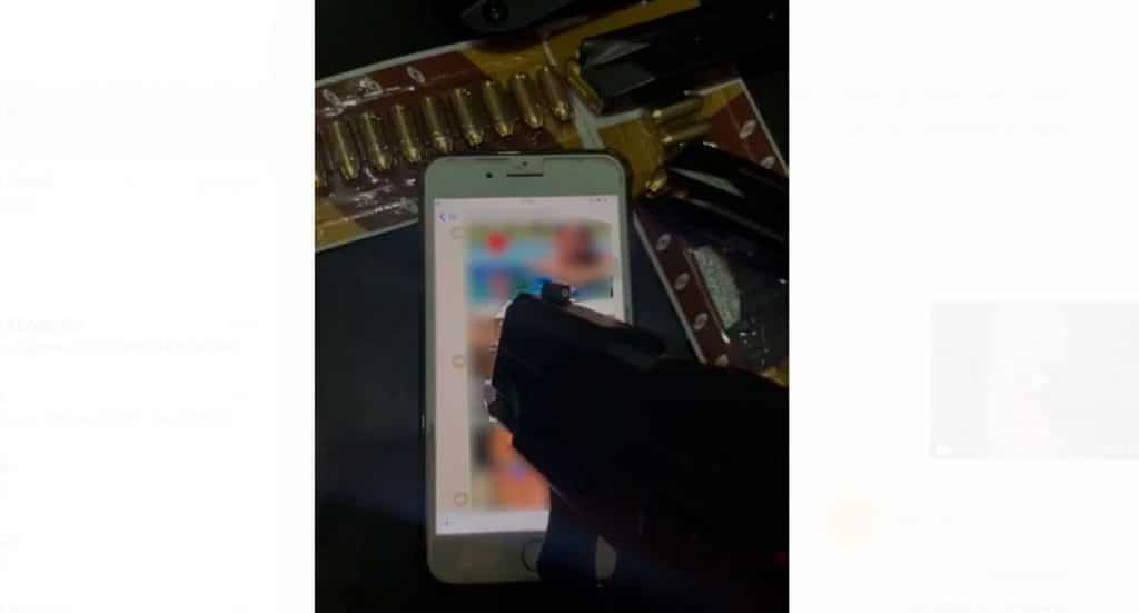 Em vídeo, homem aponta arma para fotos de líderes de empresas suspeitas de pirâmide