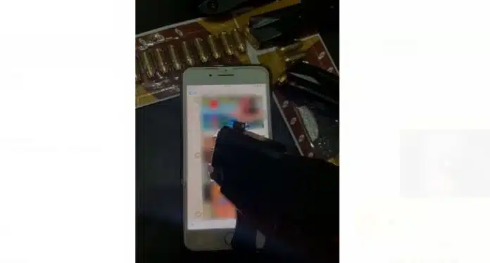 Em vídeo, homem aponta arma para fotos de líderes de empresas suspeitas de pirâmide