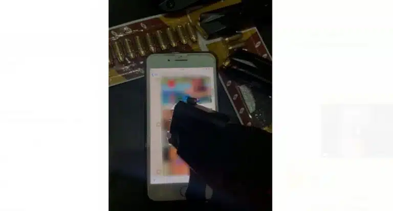 Em vídeo, homem aponta arma para fotos de líderes de empresas suspeitas de pirâmide