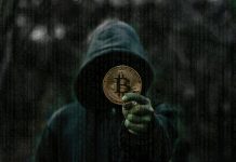 Hacker segurando criptomoeda Bitcoin