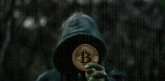 Hacker segurando criptomoeda Bitcoin