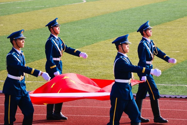 Soldados Chineses Carregando Bandeira da China - Imagem de Ray Wong por Pixabay