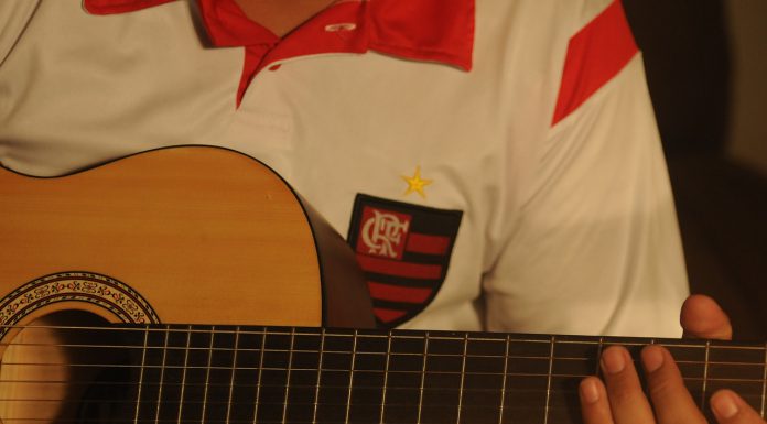 Torcedor do Flamengo tocando violão