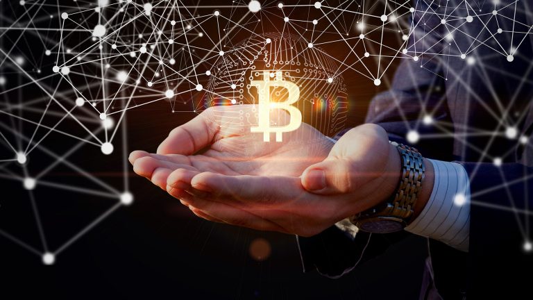 Bitcoin Brilhando em cima de mão