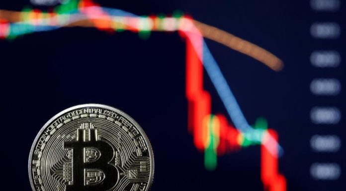 Bitcoin e gráfico em queda de preços