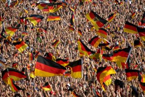 Multidão com Bandeiras da Alemanha