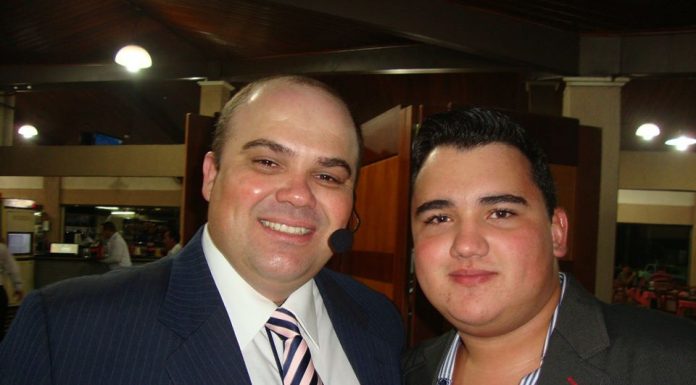 Nivaldo Gonzaga e seu filho, Gabriel Tomaz Barbosa. Eles são administradores da GenBit. Reprodução/Facebook.