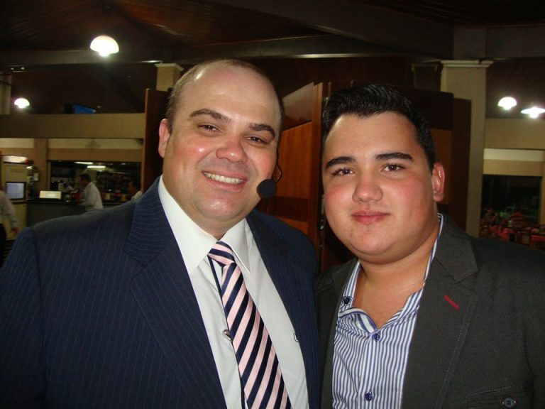 Nivaldo Gonzaga e seu filho, Gabriel Tomaz Barbosa. Eles são administradores da GenBit. Reprodução/Facebook.