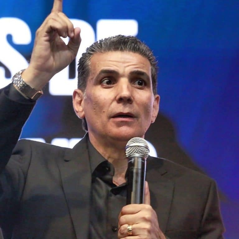 Corretora usava “coach que chora em palco” para convencer pessoas a investirem no negócio