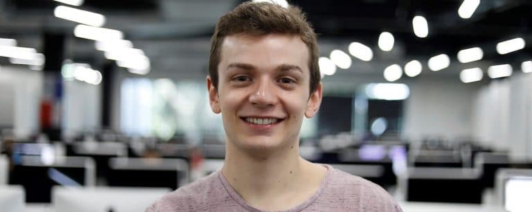 Homem “se transforma” em criptomoeda e arrecada R$ 104 mil com “IPO humana”