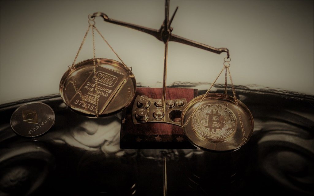 Balança com ouro e Bitcoin