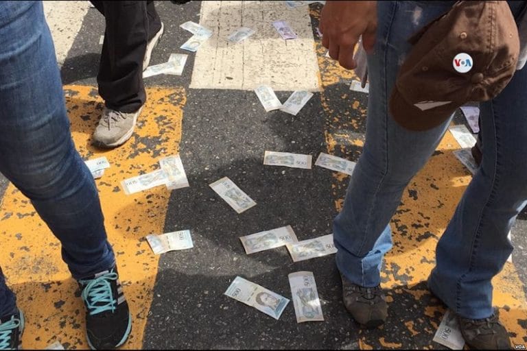 Quando a inflação atinge níveis históricos, o dinheiro fiduciário começa a não valer nada.