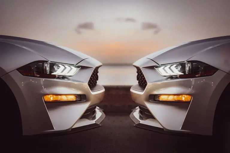 Dois Mustangs se encarando, carros de luxo