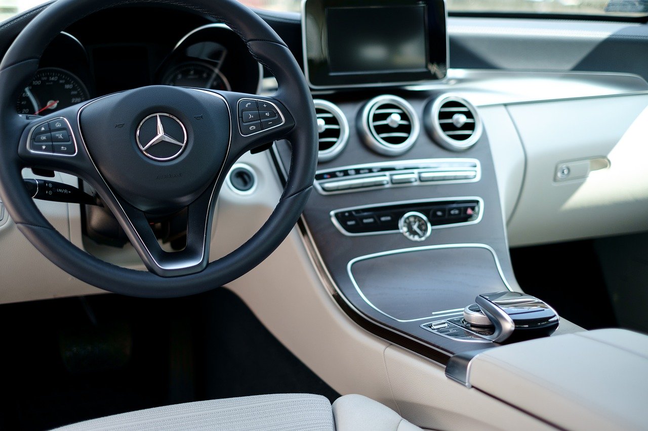 Interior de um Mercedes-Benz de luxo