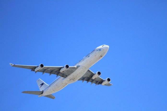 Avião pegando velocidade