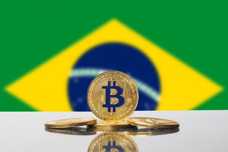 Bitcoin e Bandeira do Brasil - Brasileiros e criptomoedas (criptomoeda pública)