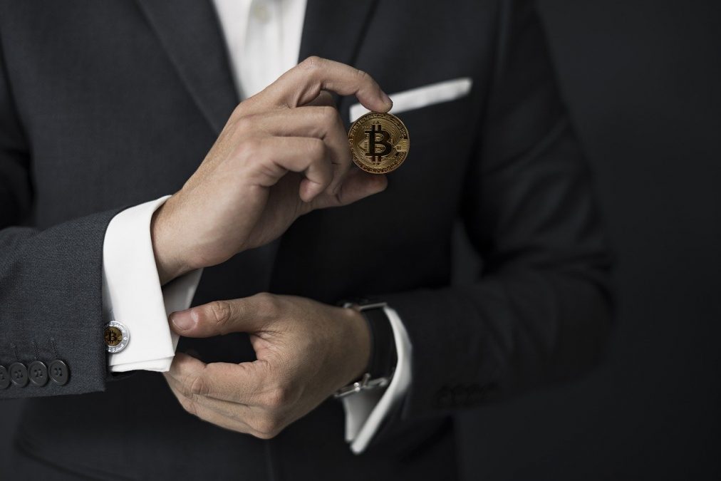 Homem de negócios compra Bitcoin