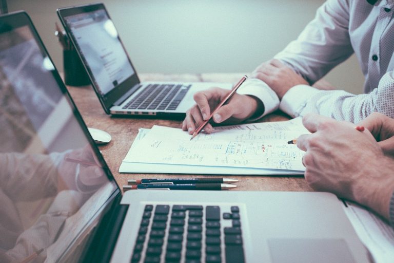 O conhecimento é adquirido com estudo e é importante para conseguir um bom emprego