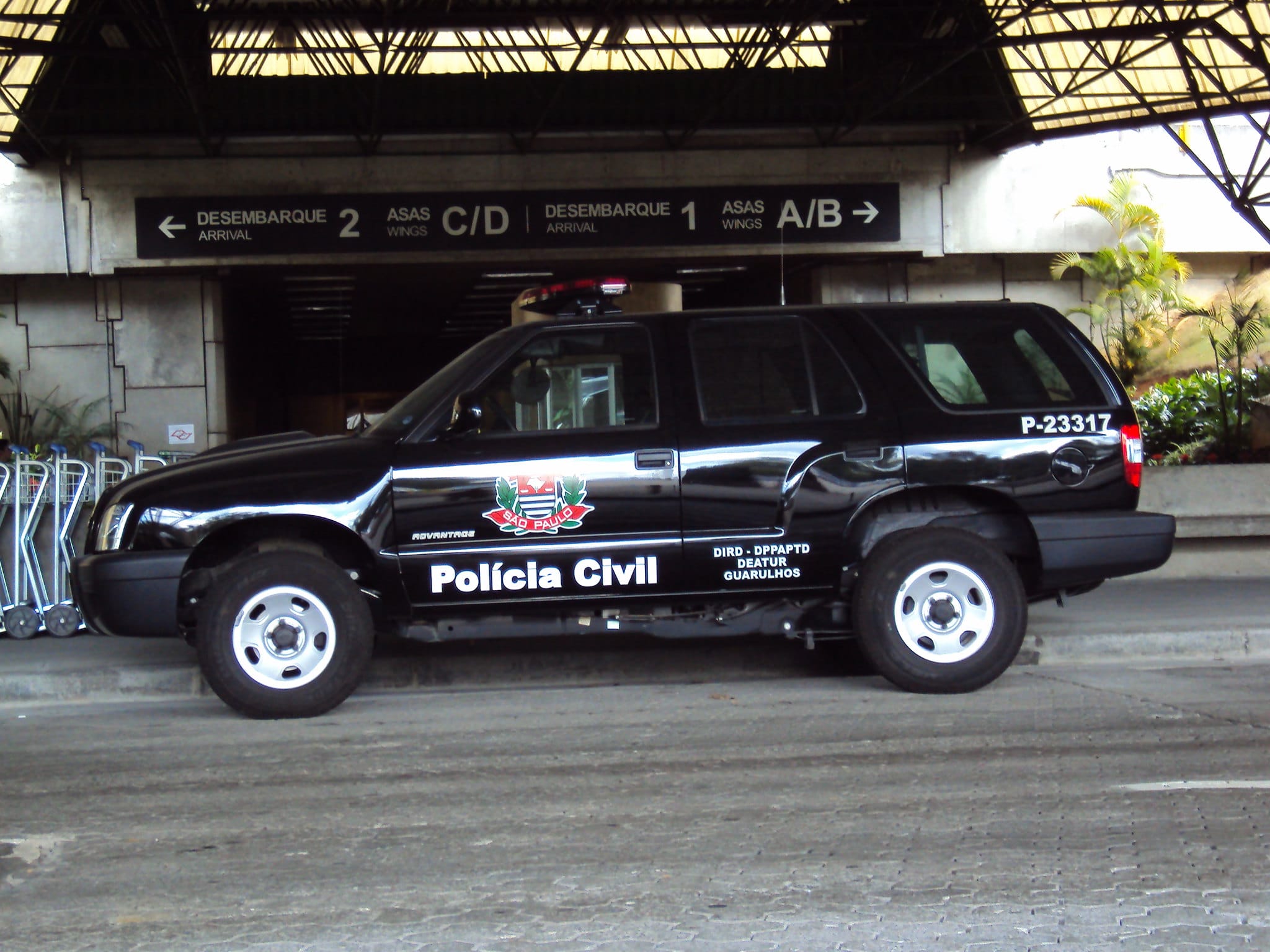 Polícia Civil de São Paulo na porta de aeroporto