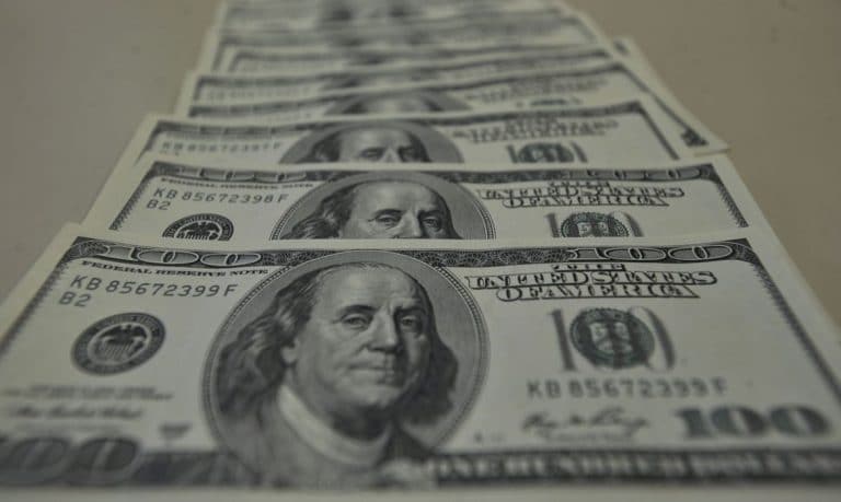 Dólar opera abaixo dos R$ 5 pela primeira vez em três meses