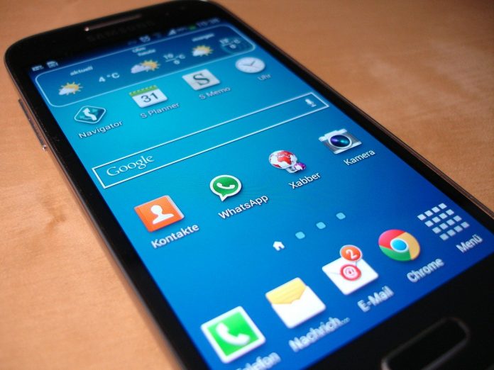 Aplicativos de um smartphone, WhatsApp e Google Chrome