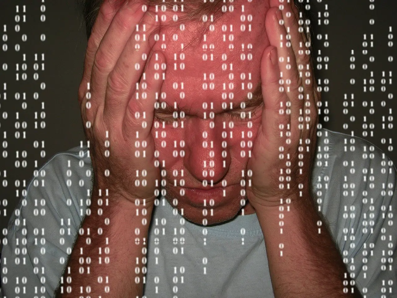 Homem em desespero após ameaça virtual