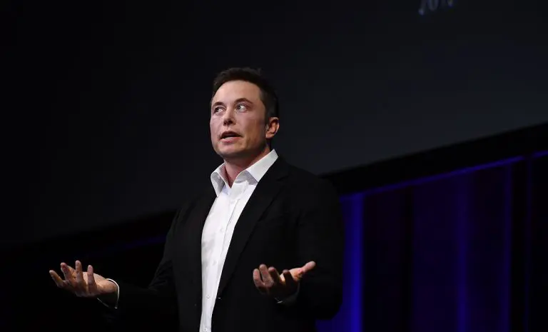 Golpistas e criptomoedas deveriam “arrumar um quarto”, diz Elon Musk