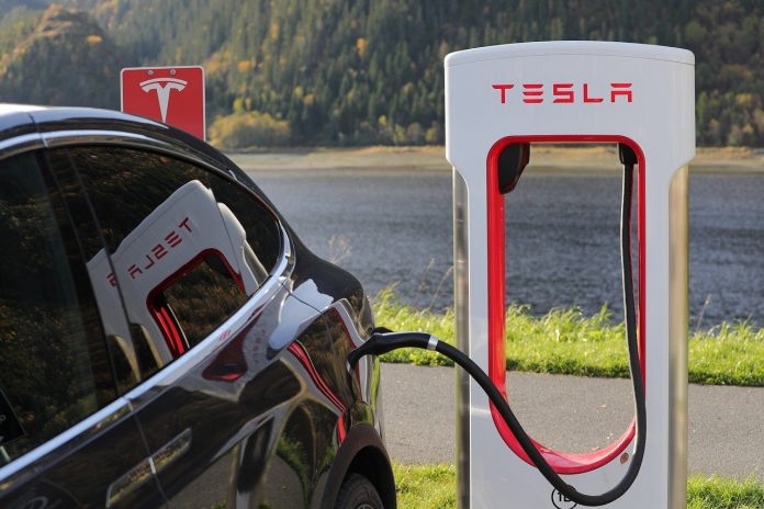 Empresa Tesla é uma das principais a criar carros de luxo elétricos (investidor da)