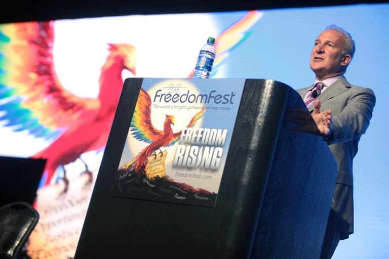 Peter Schiff é um lendário investidor de ouro que não gosta do Bitcoin nem da Tesla