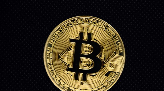 Moeda digital Bitcoin em destaque com fundo preto