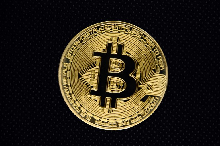 Moeda digital Bitcoin em destaque com fundo preto