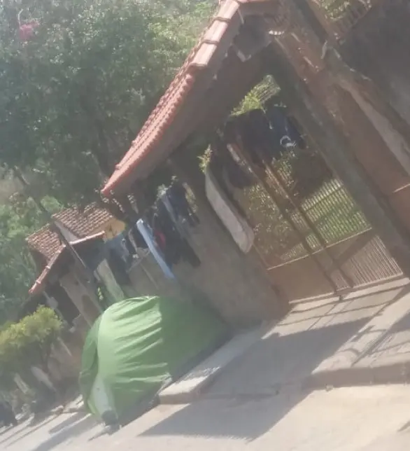 Vítima do esquema acampado em frente a casa do criador da Onion Partner. Imagem: Whatsapp