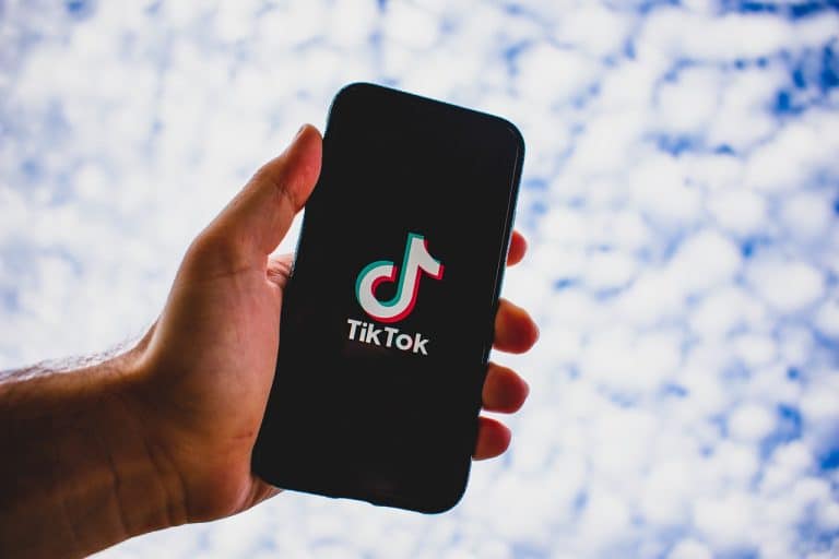 Influenciadores do TikTok receberam R$ 2.7 milhões promovendo golpes