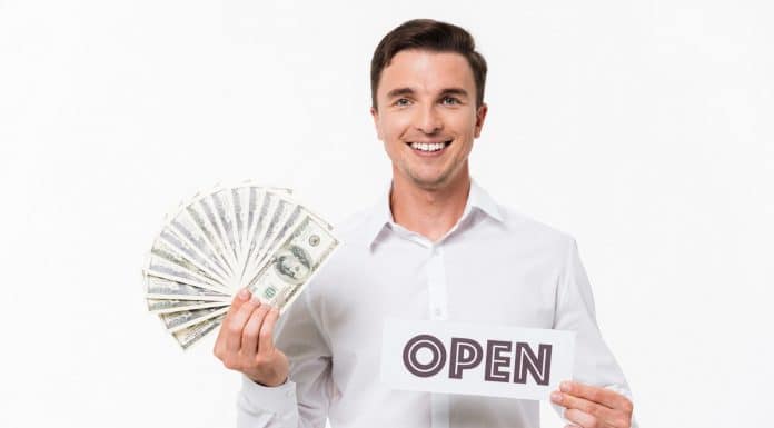 Homem sorrindo com Open Banking
