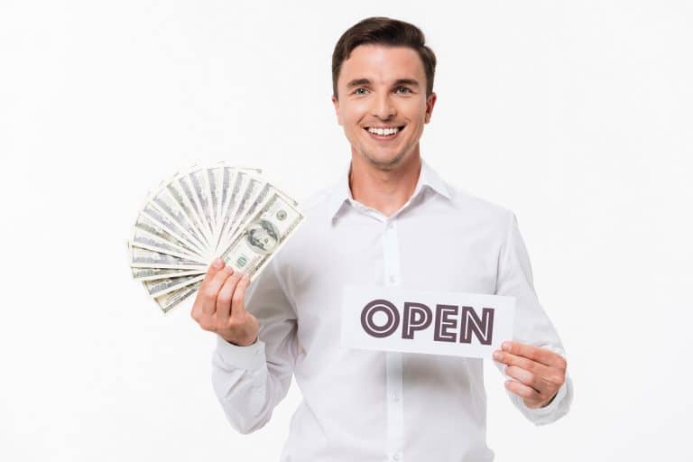 Homem sorrindo com Open Banking